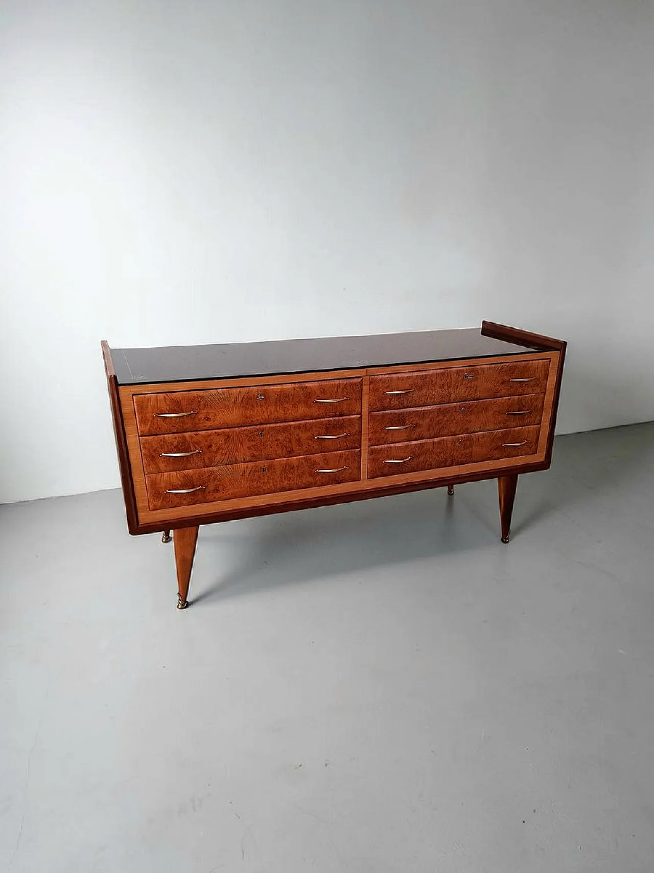 Mid-Century chest of drawers in wood, glass and brass, 1950s 1