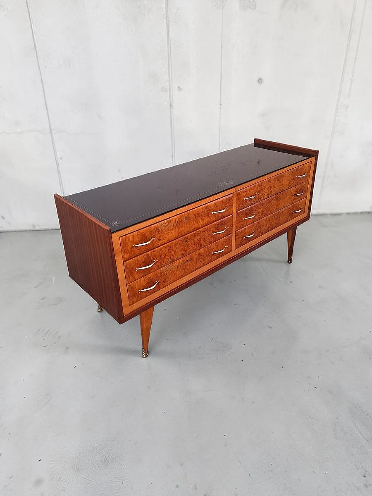 Mid-Century chest of drawers in wood, glass and brass, 1950s 2