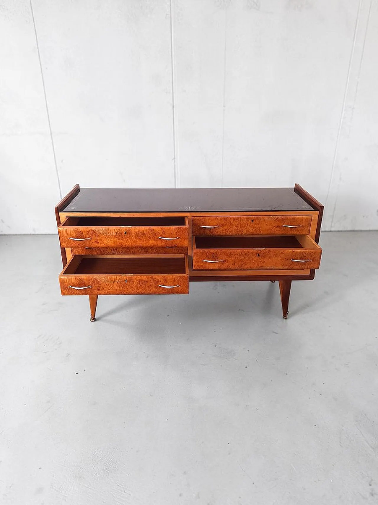 Mid-Century chest of drawers in wood, glass and brass, 1950s 3