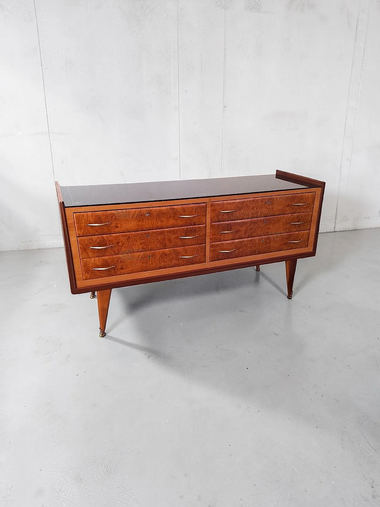 Mid-Century chest of drawers in wood, glass and brass, 1950s 4