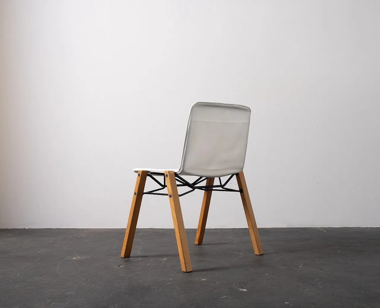 4 Chairs in white leather, 1970s 7