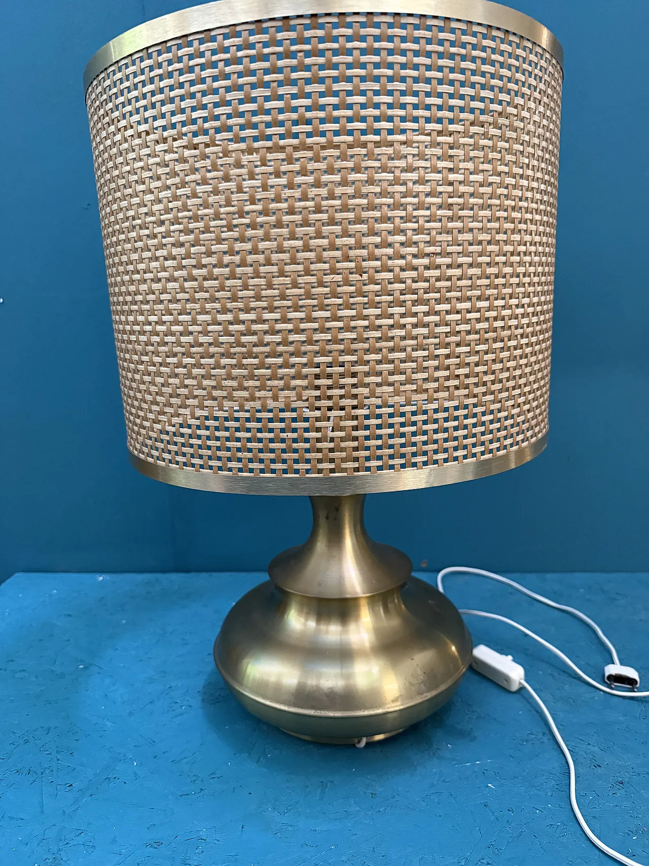 Lampada da tavolo  in ottone e vimini, anni '60 1