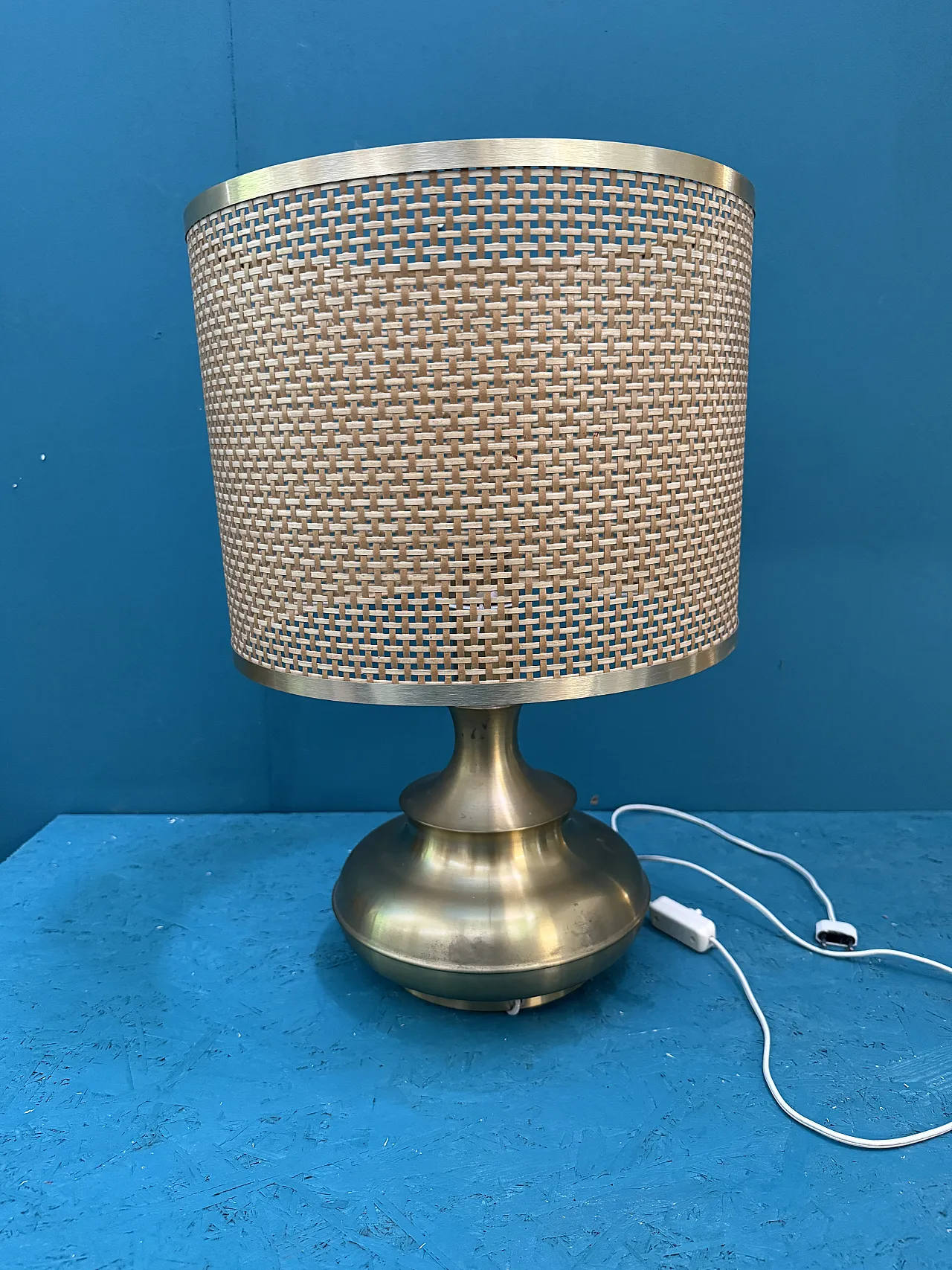 Lampada da tavolo  in ottone e vimini, anni '60 2