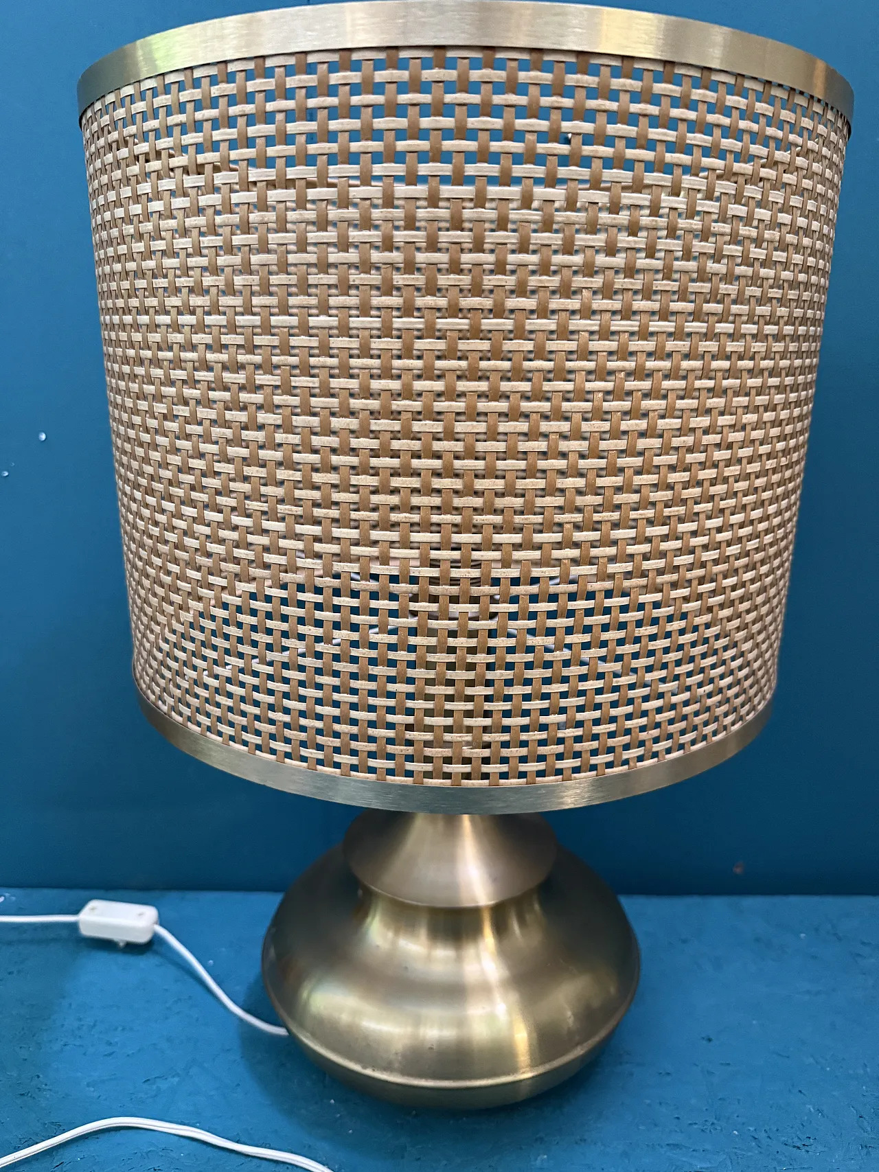 Lampada da tavolo  in ottone e vimini, anni '60 3