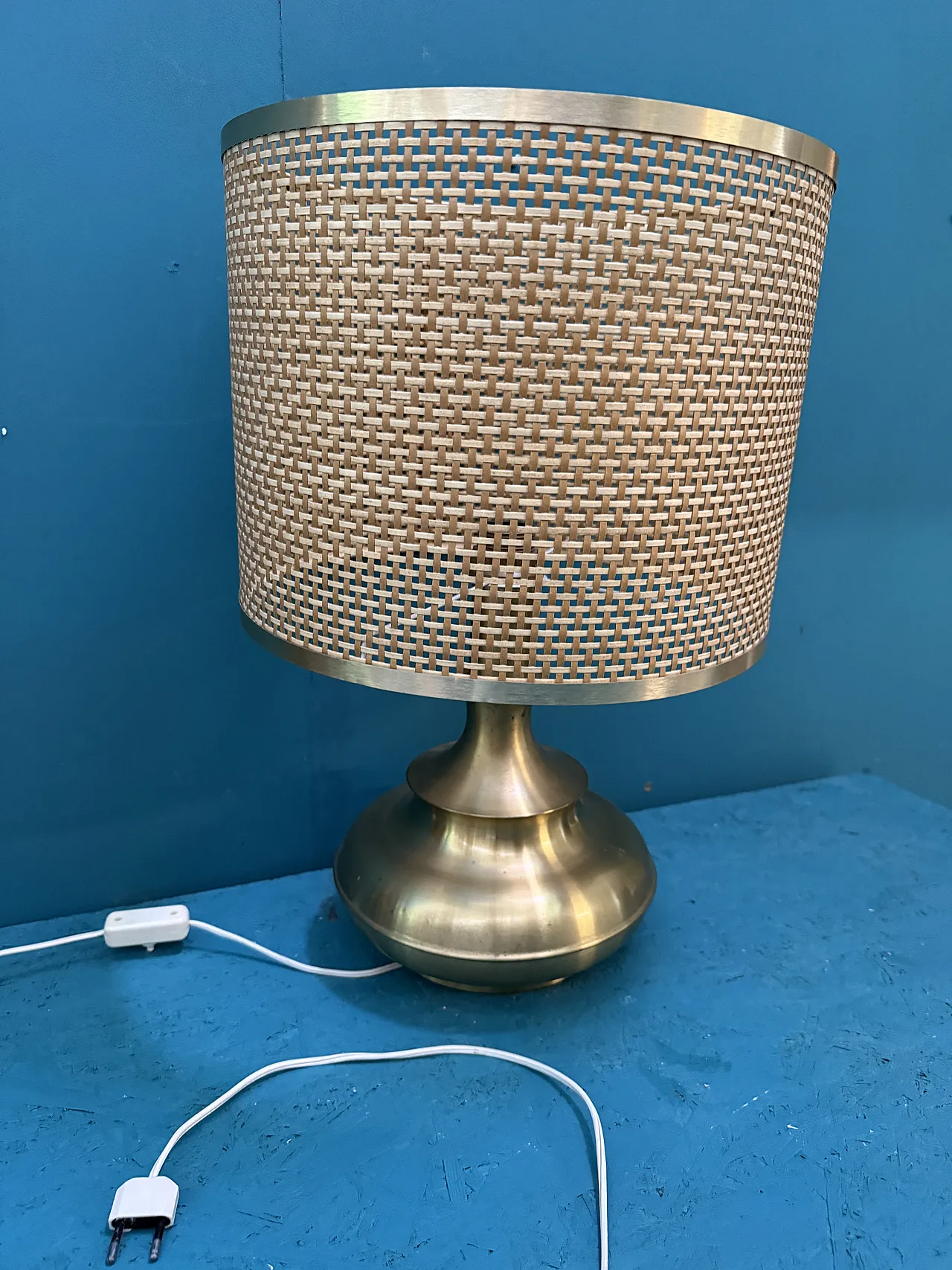 Lampada da tavolo  in ottone e vimini, anni '60 4