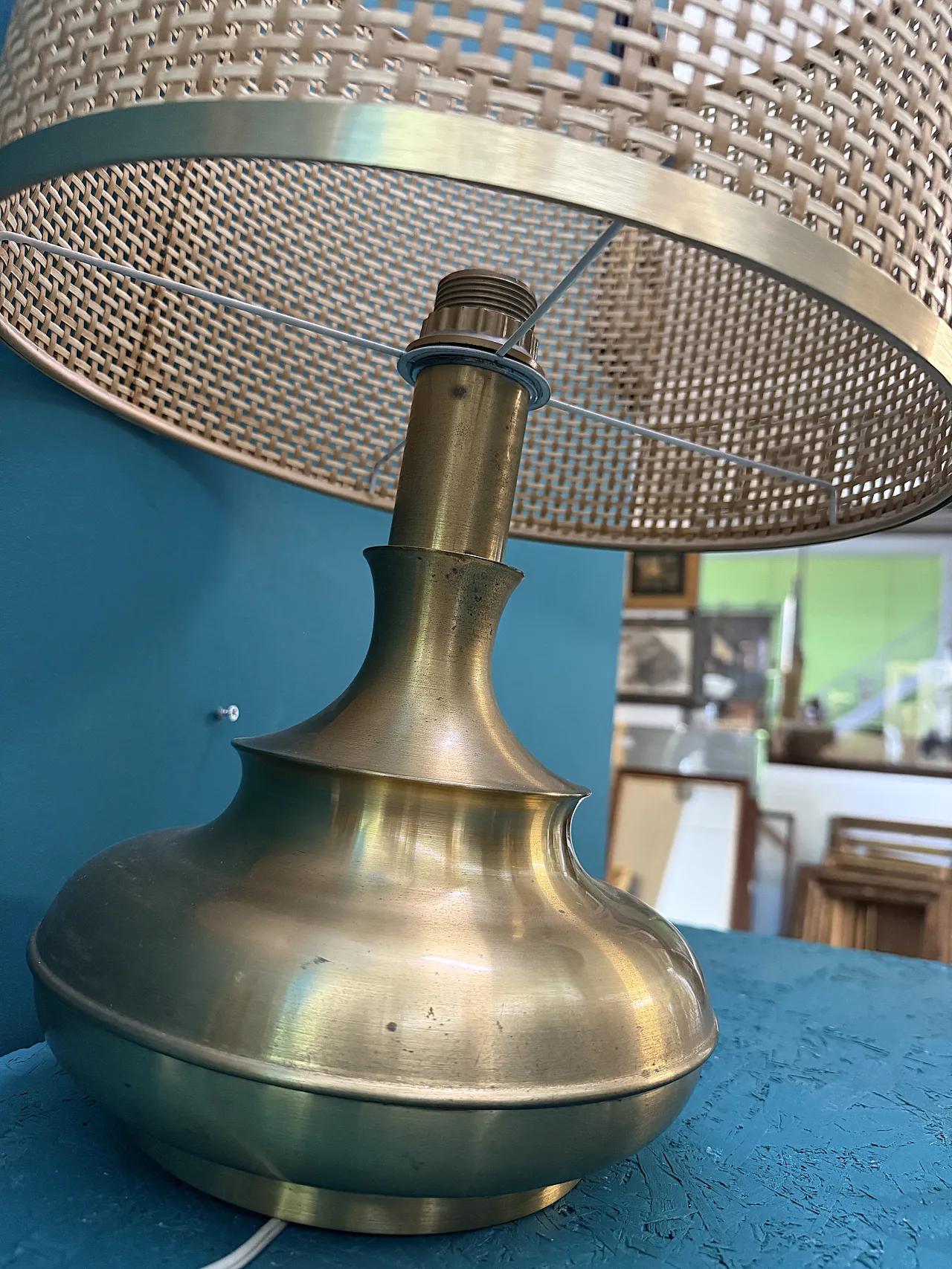 Lampada da tavolo  in ottone e vimini, anni '60 6