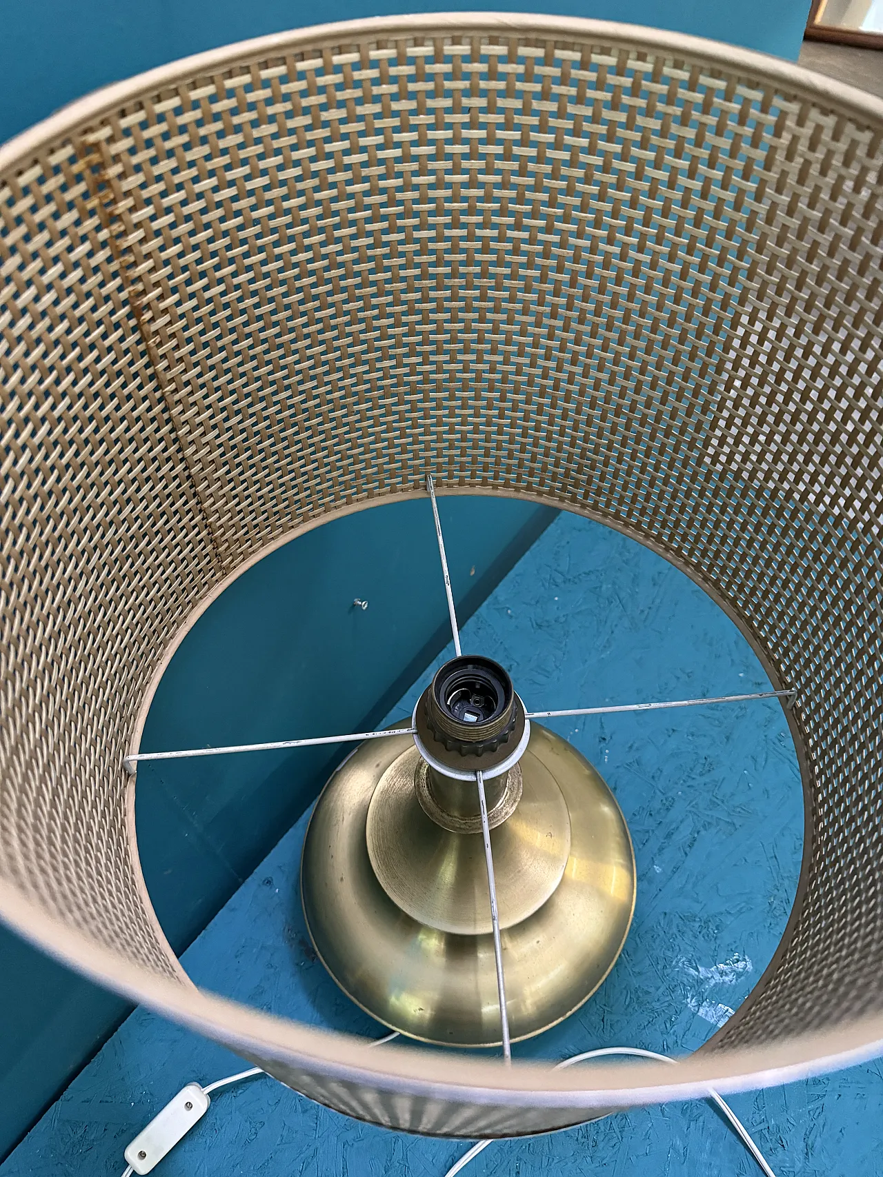 Lampada da tavolo  in ottone e vimini, anni '60 8