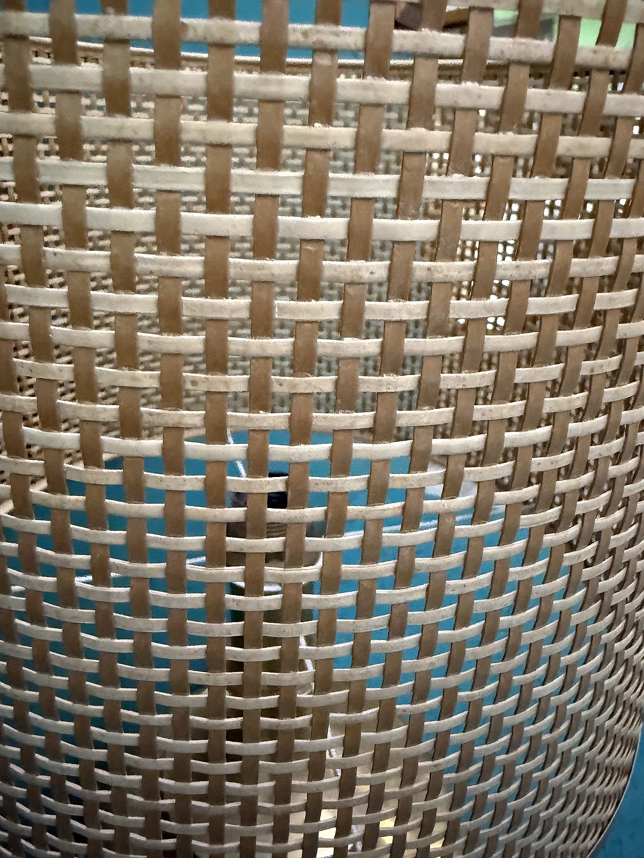 Lampada da tavolo  in ottone e vimini, anni '60 9