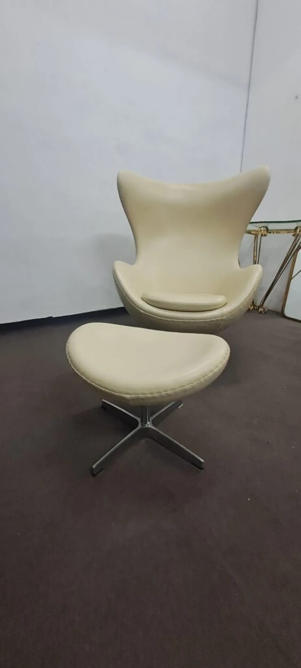 Swivel leather Egg armchair with ottoman. Ivory white. 1970s 1