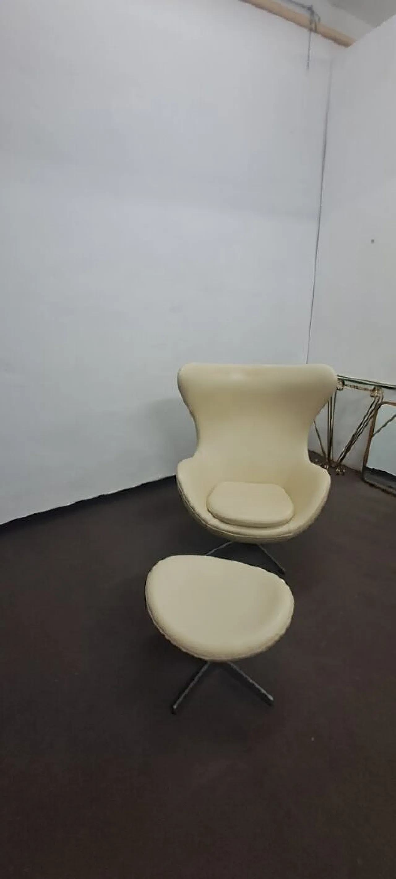 Swivel leather Egg armchair with ottoman. Ivory white. 1970s 2