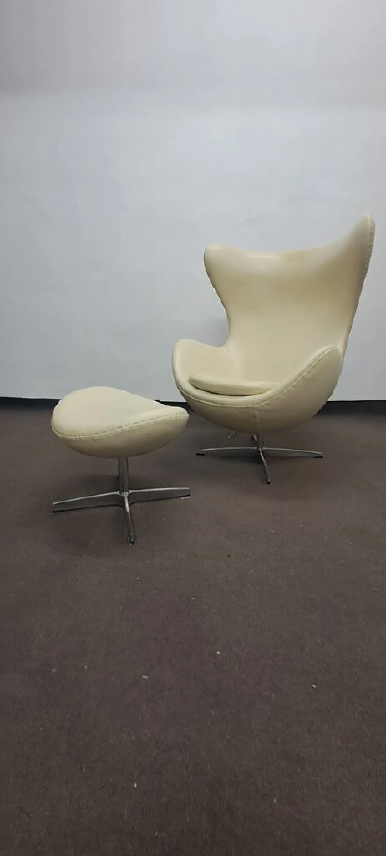 Swivel leather Egg armchair with ottoman. Ivory white. 1970s 3