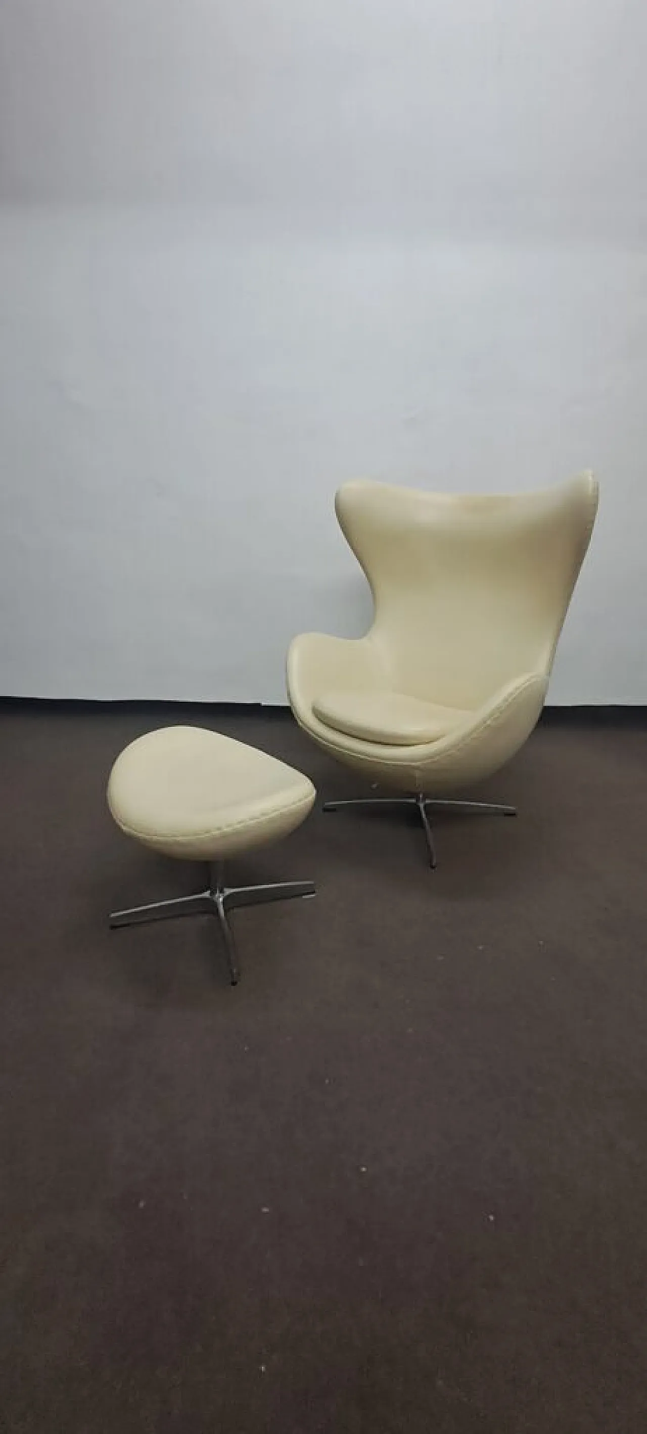 Swivel leather Egg armchair with ottoman. Ivory white. 1970s 4