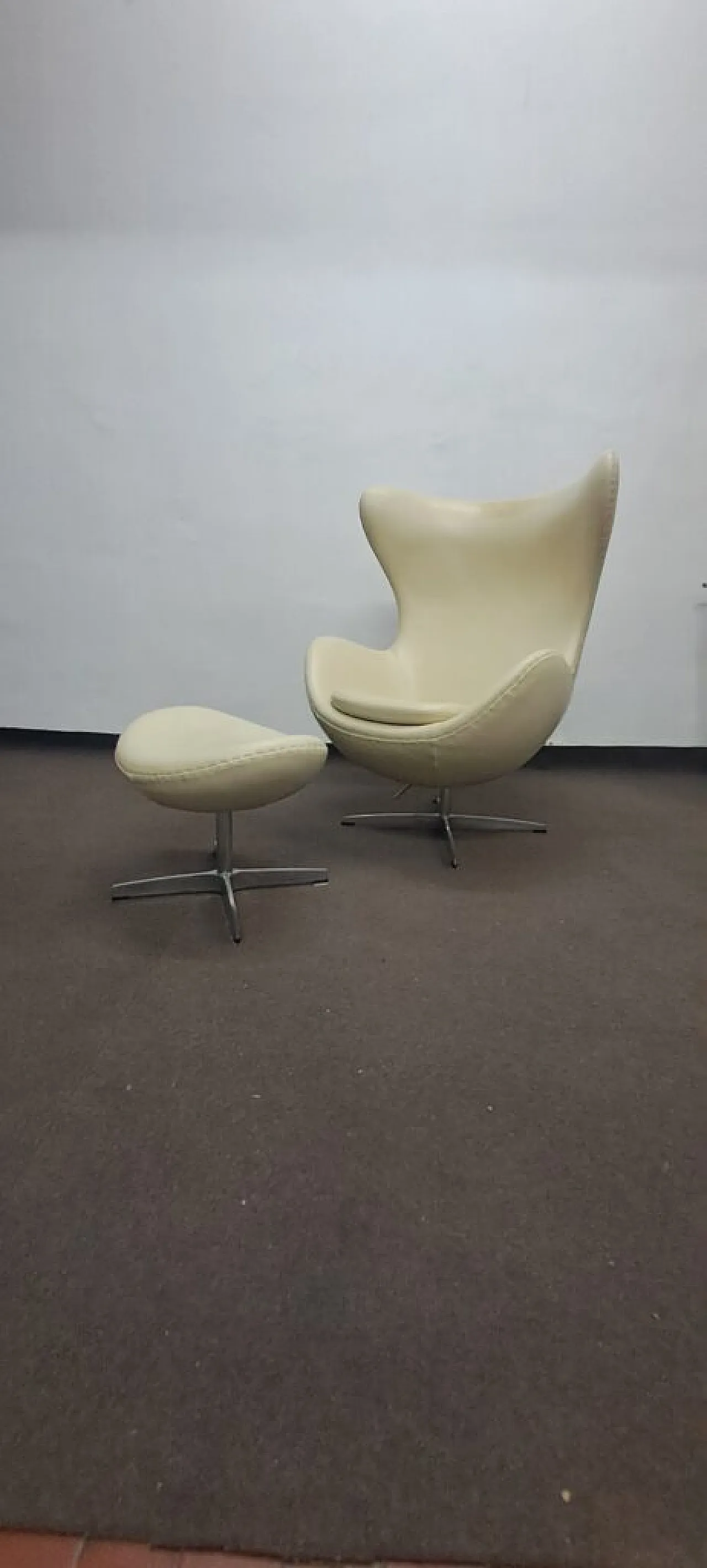 Swivel leather Egg armchair with ottoman. Ivory white. 1970s 5