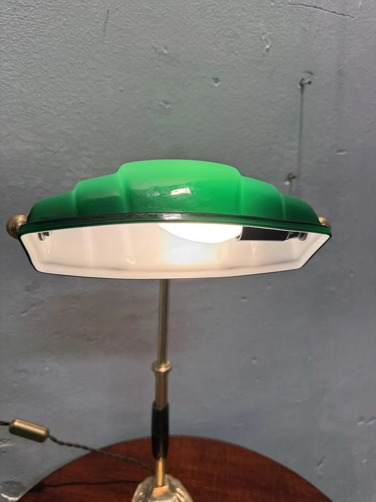 Churchill ministerial lamp in brass and green opaline glass, 1920s 2