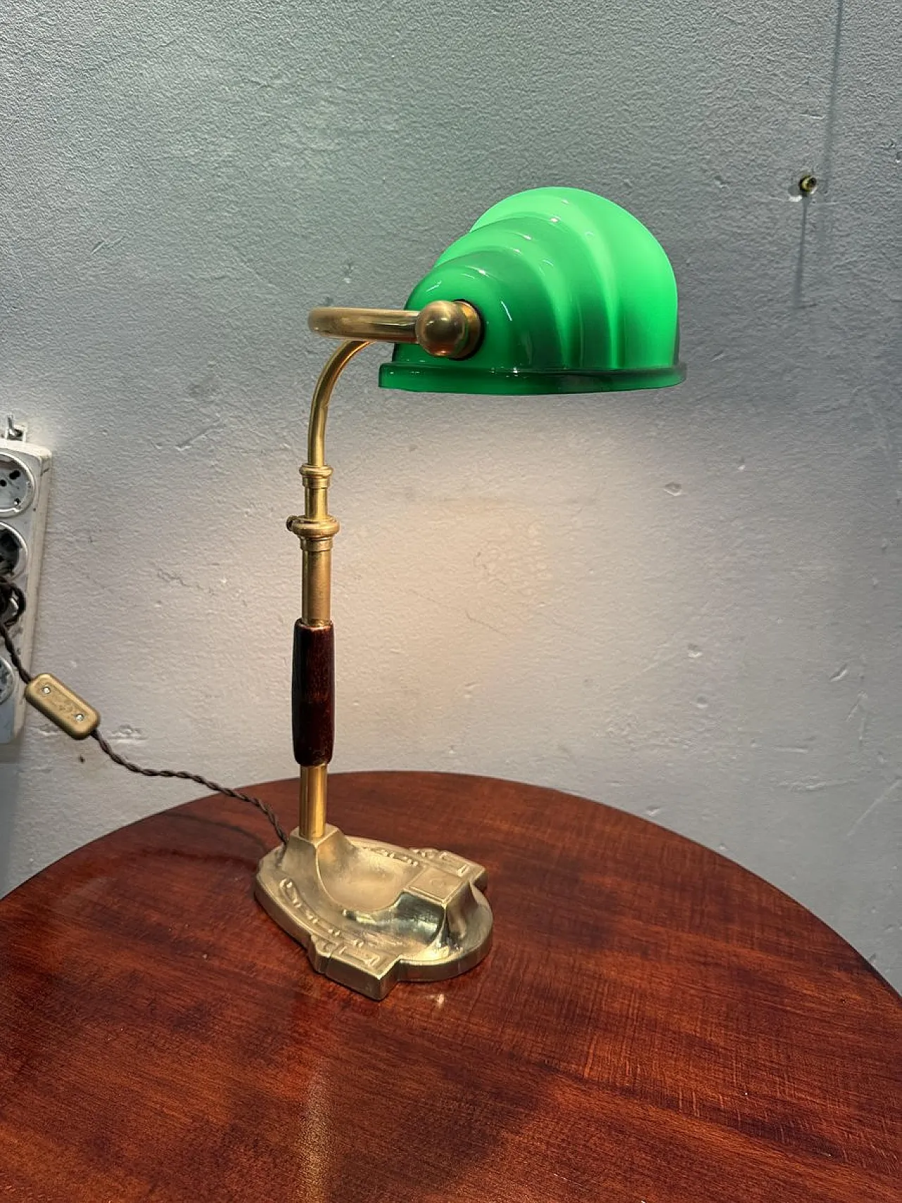 Churchill ministerial lamp in brass and green opaline glass, 1920s 5