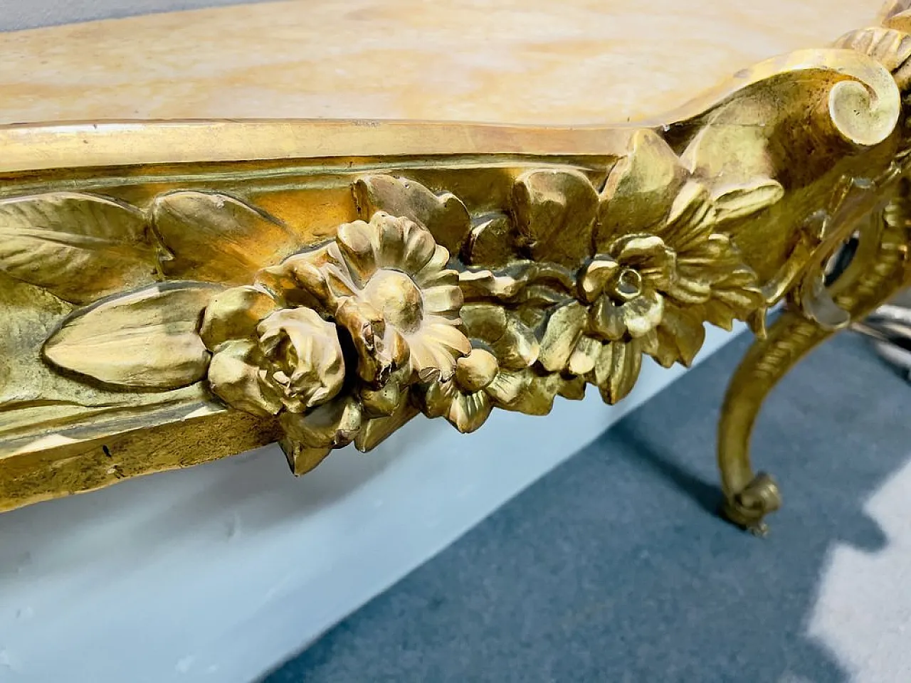 Baroque gilded console table with royal yellow marble top, 18th century 5