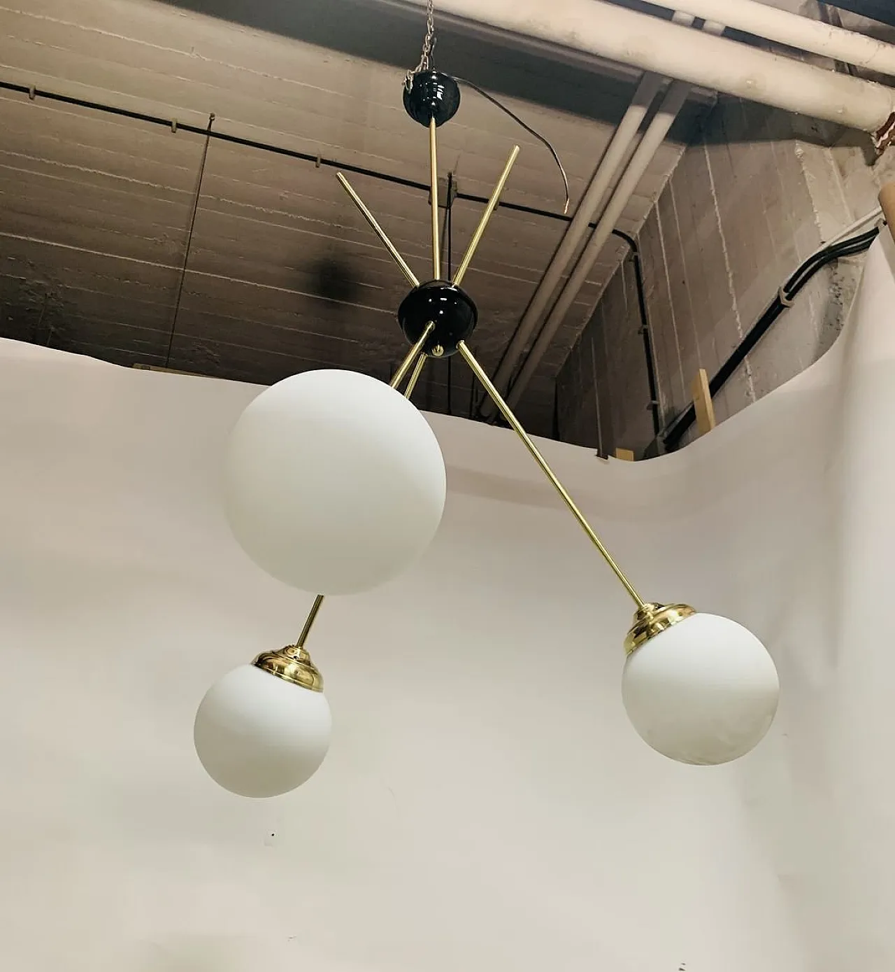 Lampadario Mid-Century in ottone e vetro opalino satinato, Italia, anni '60 1