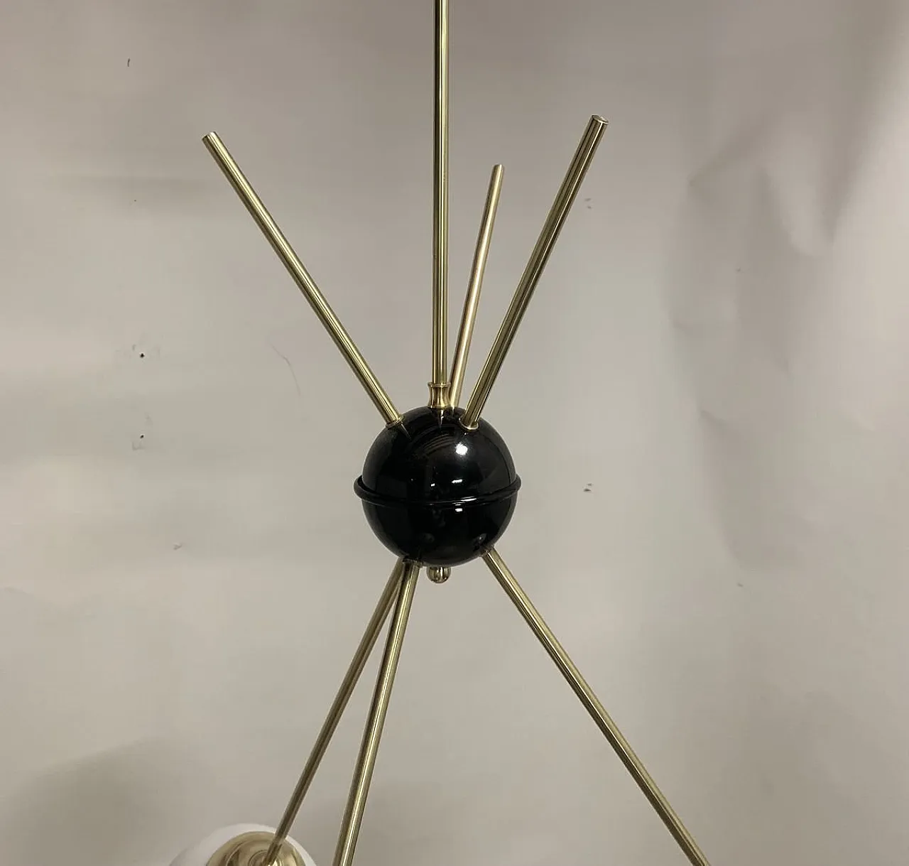 Lampadario Mid-Century in ottone e vetro opalino satinato, Italia, anni '60 2
