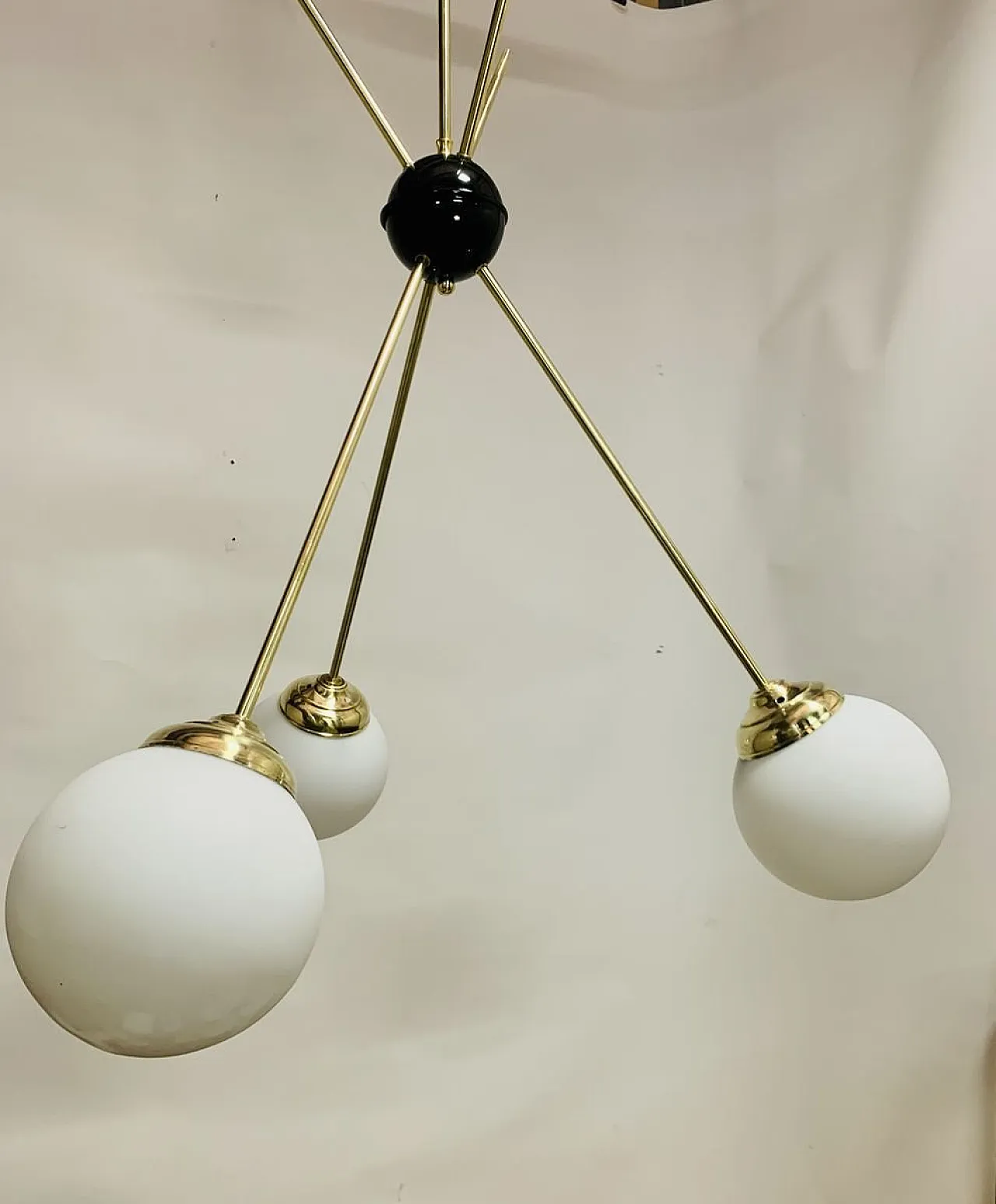 Lampadario Mid-Century in ottone e vetro opalino satinato, Italia, anni '60 3