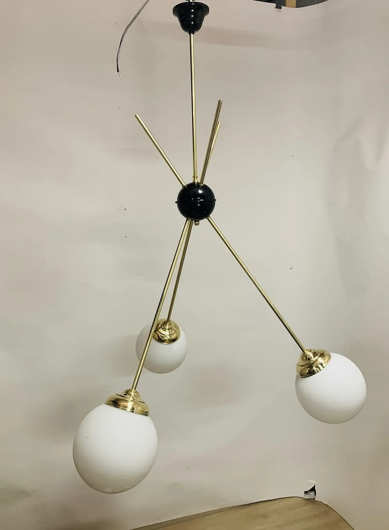 Lampadario Mid-Century in ottone e vetro opalino satinato, Italia, anni '60 4