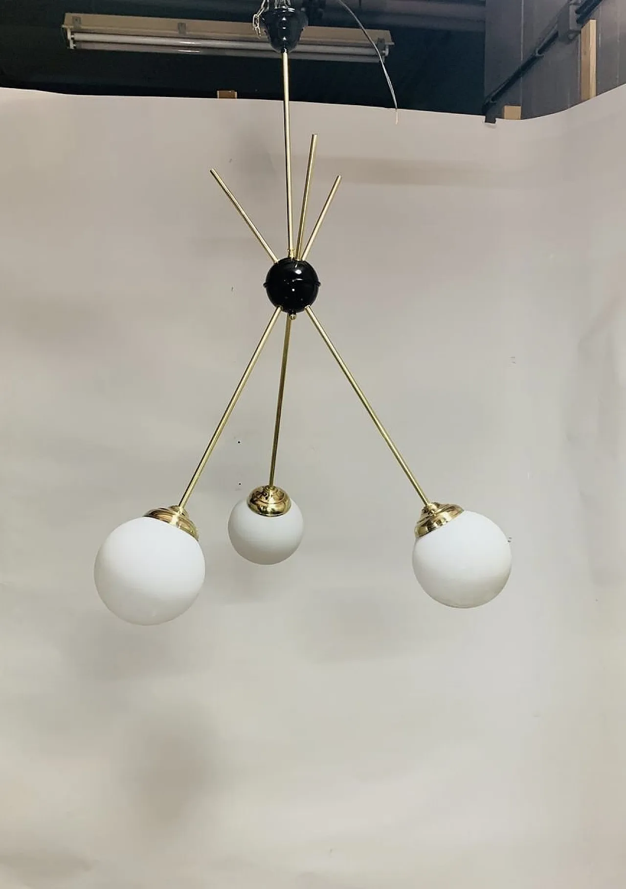 Lampadario Mid-Century in ottone e vetro opalino satinato, Italia, anni '60 5