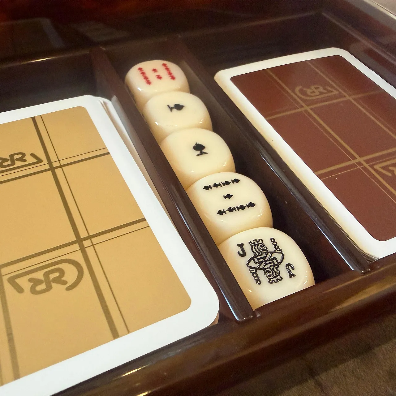 Faux tortoiseshell lucite games box by Renzo Romagnoli, 1970s 10