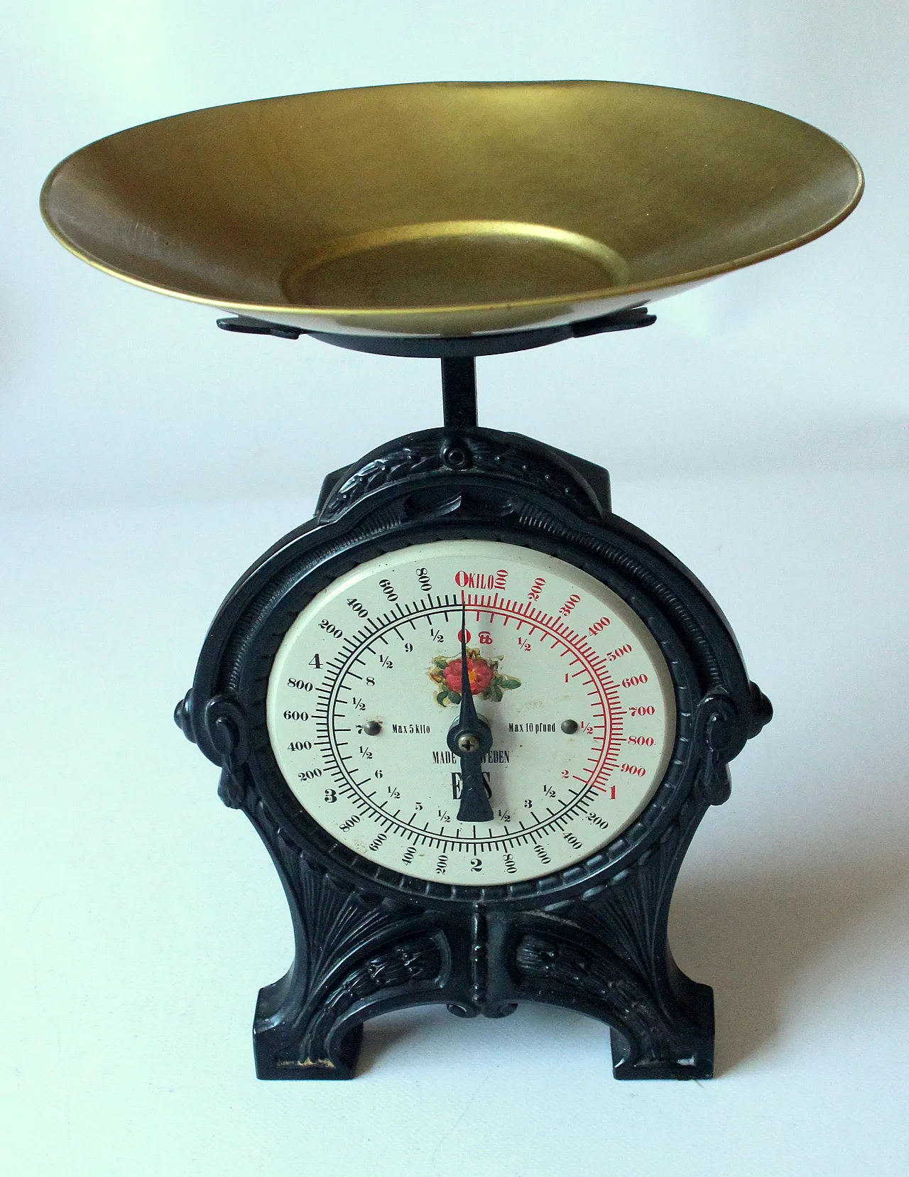 Kitchen scale designed by Bengt Ek for swedish brand EKS 2
