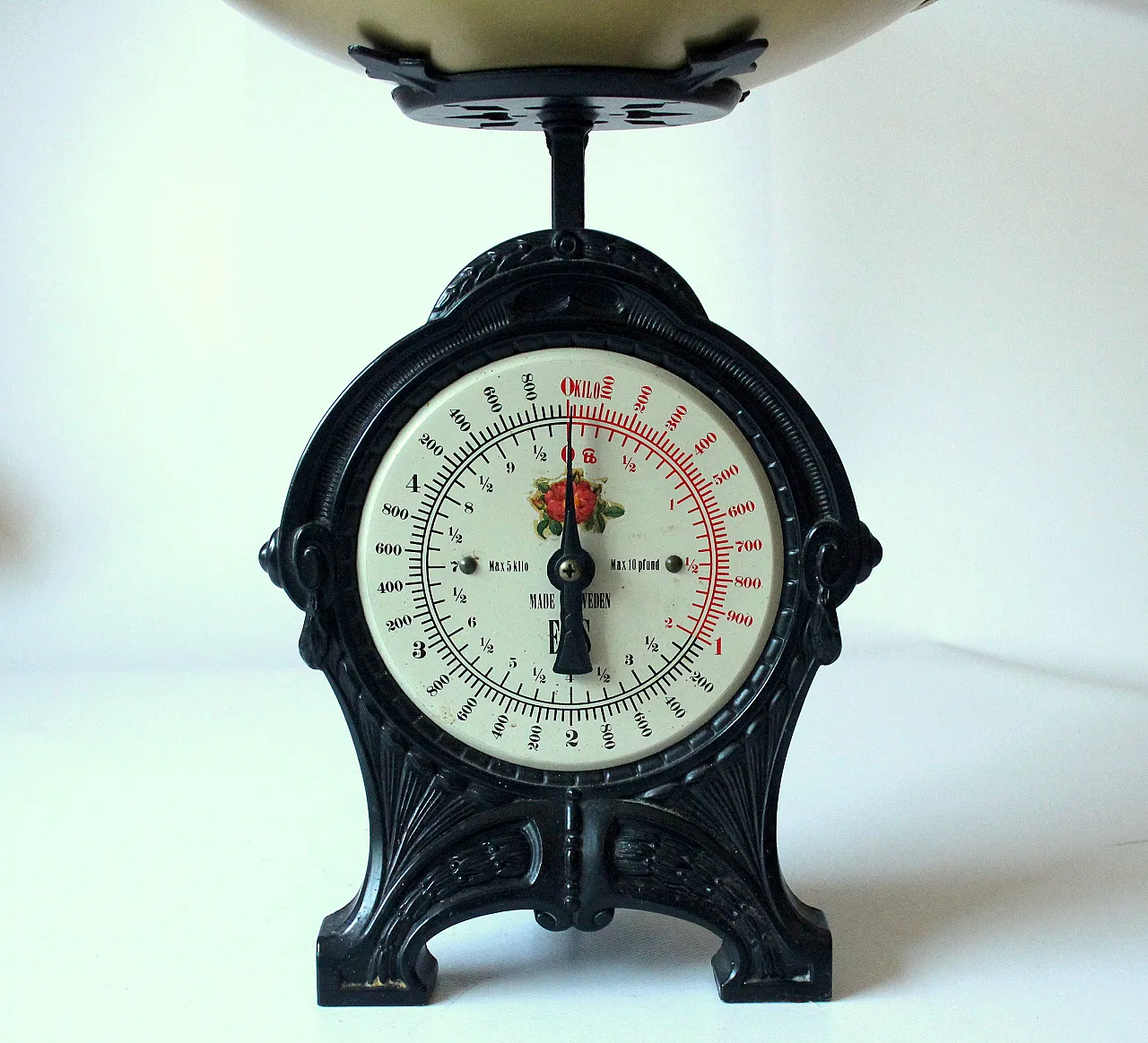 Kitchen scale designed by Bengt Ek for swedish brand EKS 4