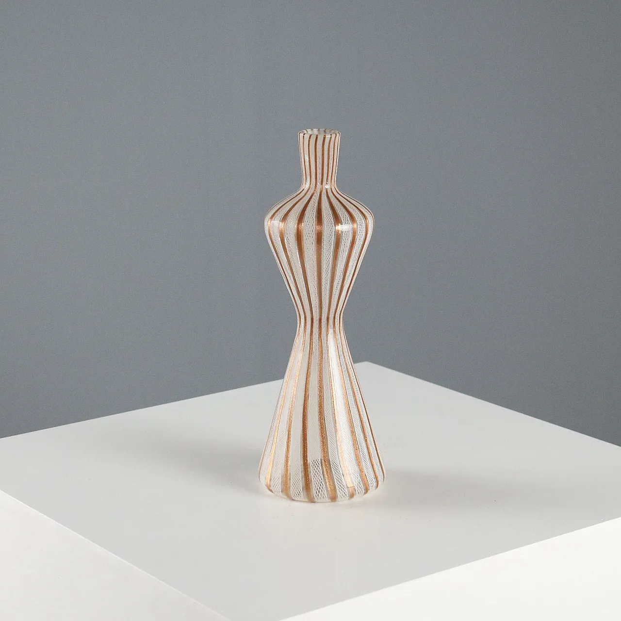 Hourglass vase attributed to the Toso Brothers in Murano, 20th century 1