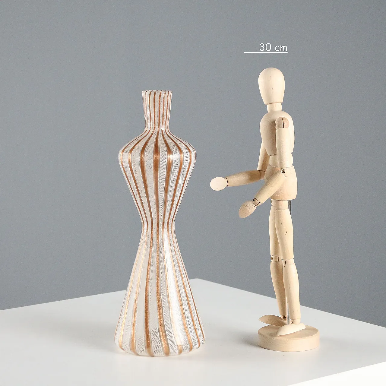 Hourglass vase attributed to the Toso Brothers in Murano, 20th century 2