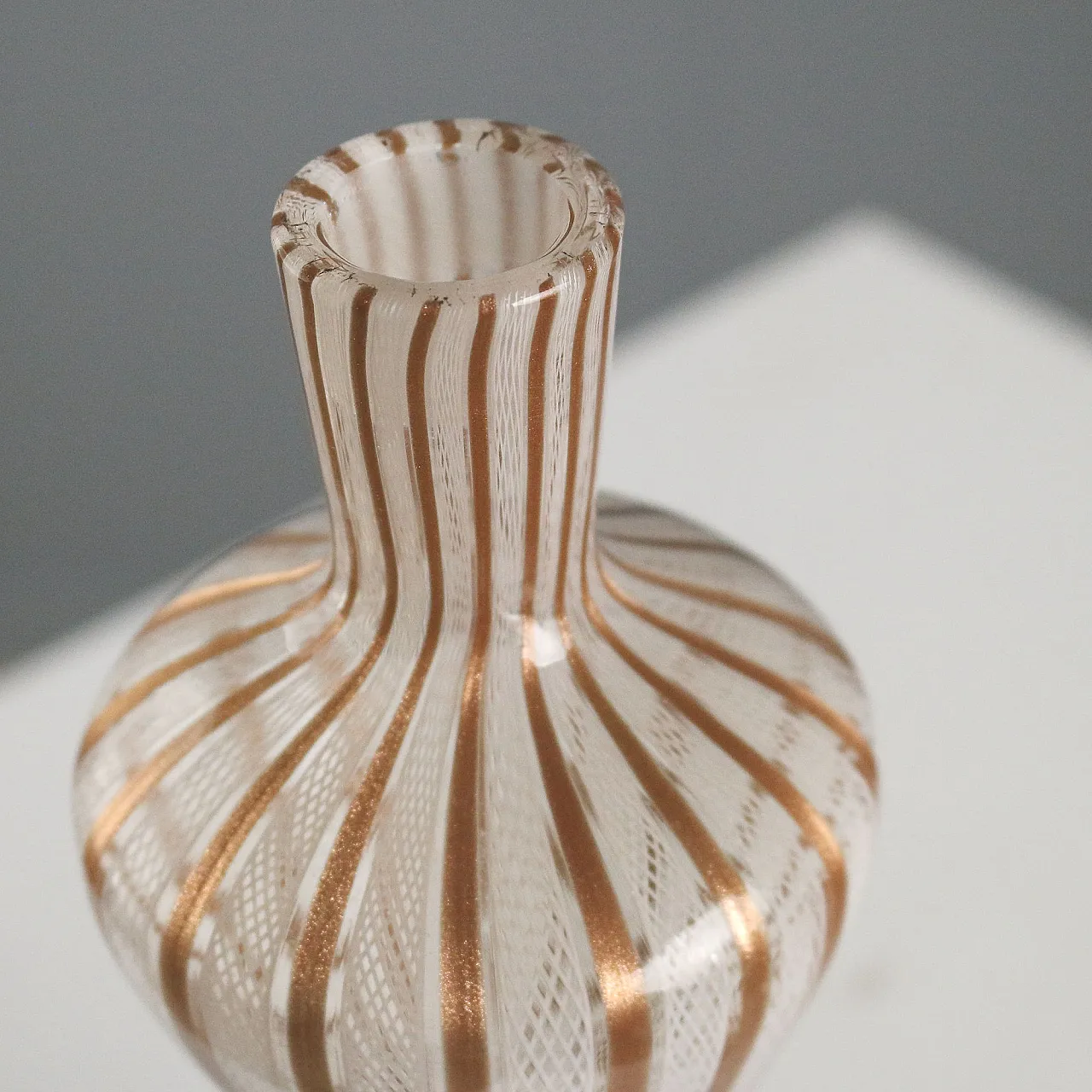 Hourglass vase attributed to the Toso Brothers in Murano, 20th century 3