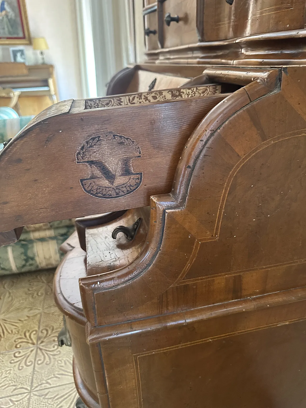 Trumeau con ribalta in radica di noce  "Mazzantica”, meta’900 8