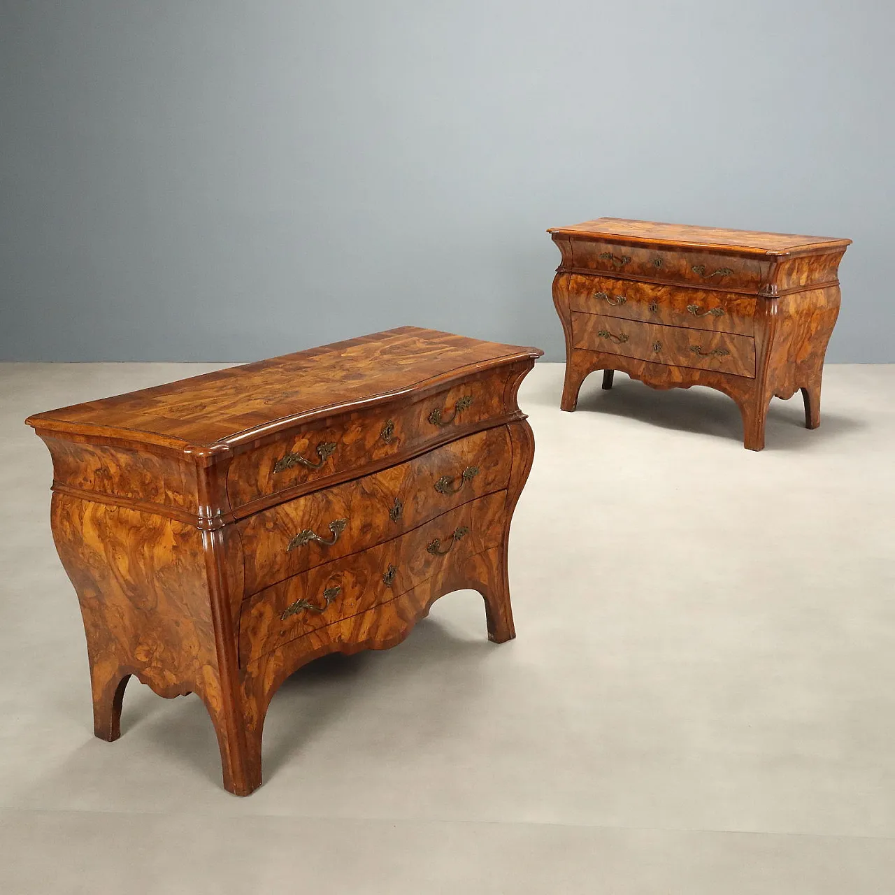 Pair of Lombard Bombè chests of drawers, 18th century 1