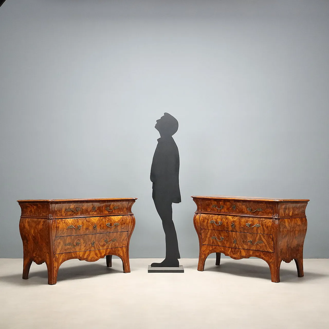 Pair of Lombard Bombè chests of drawers, 18th century 2
