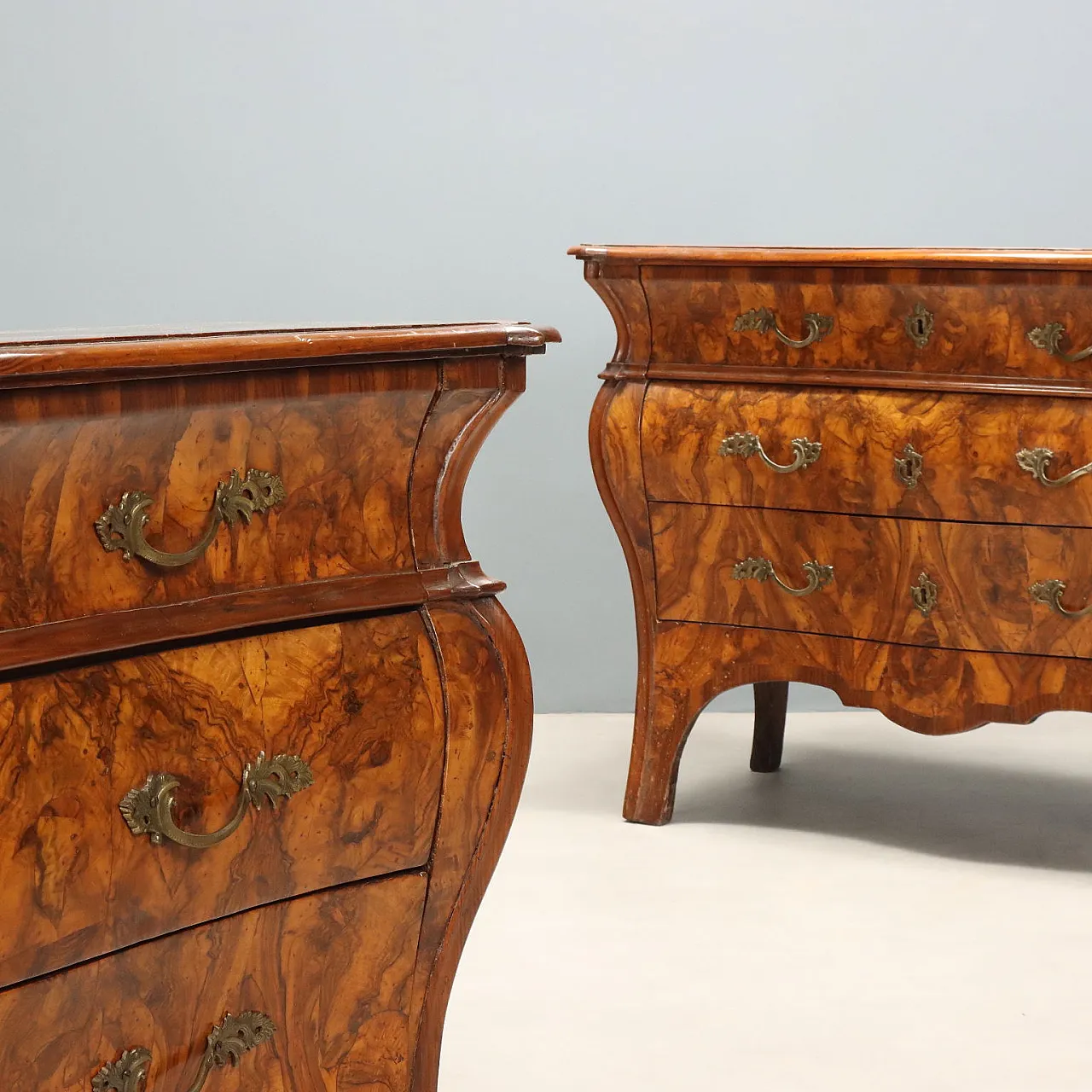 Pair of Lombard Bombè chests of drawers, 18th century 3