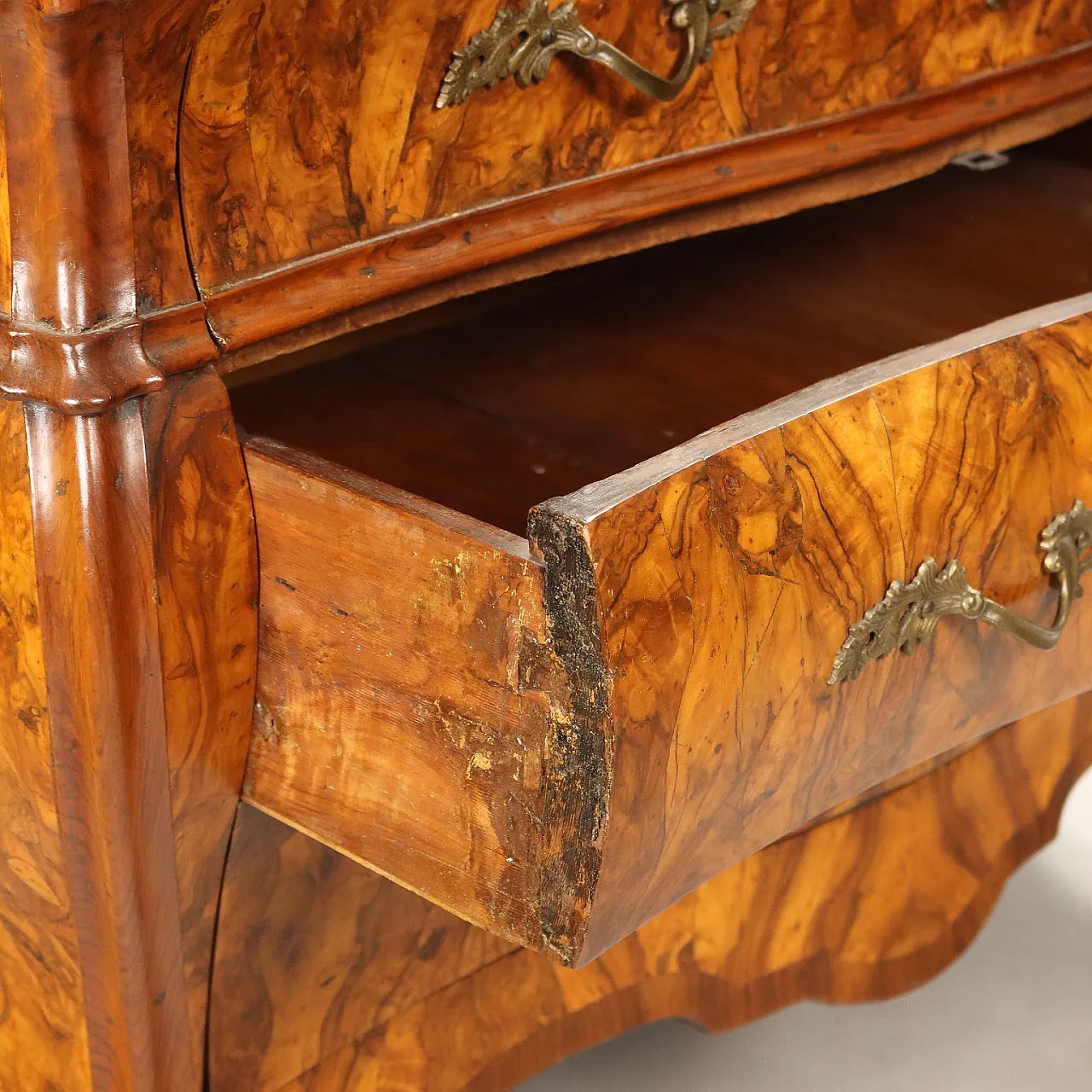 Pair of Lombard Bombè chests of drawers, 18th century 4
