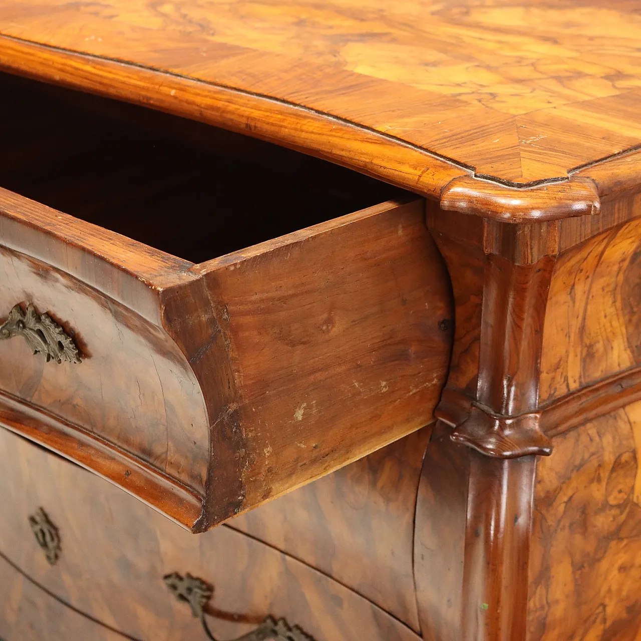 Pair of Lombard Bombè chests of drawers, 18th century 5