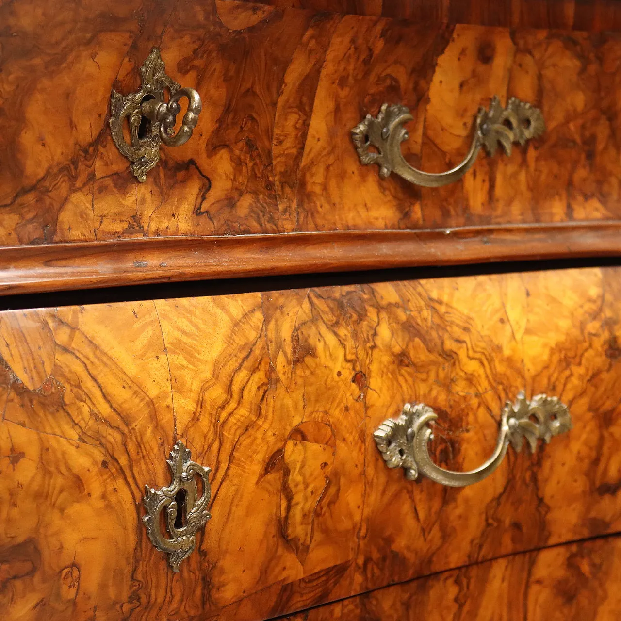 Pair of Lombard Bombè chests of drawers, 18th century 7