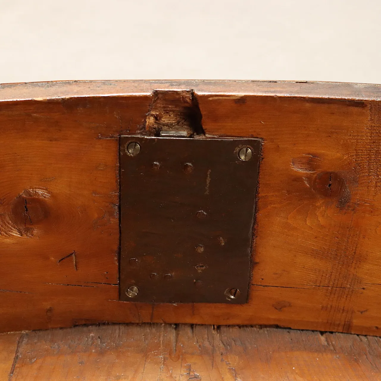 Pair of Lombard Bombè chests of drawers, 18th century 8