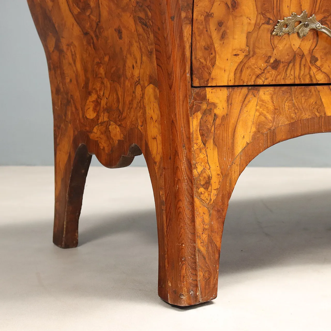 Pair of Lombard Bombè chests of drawers, 18th century 9