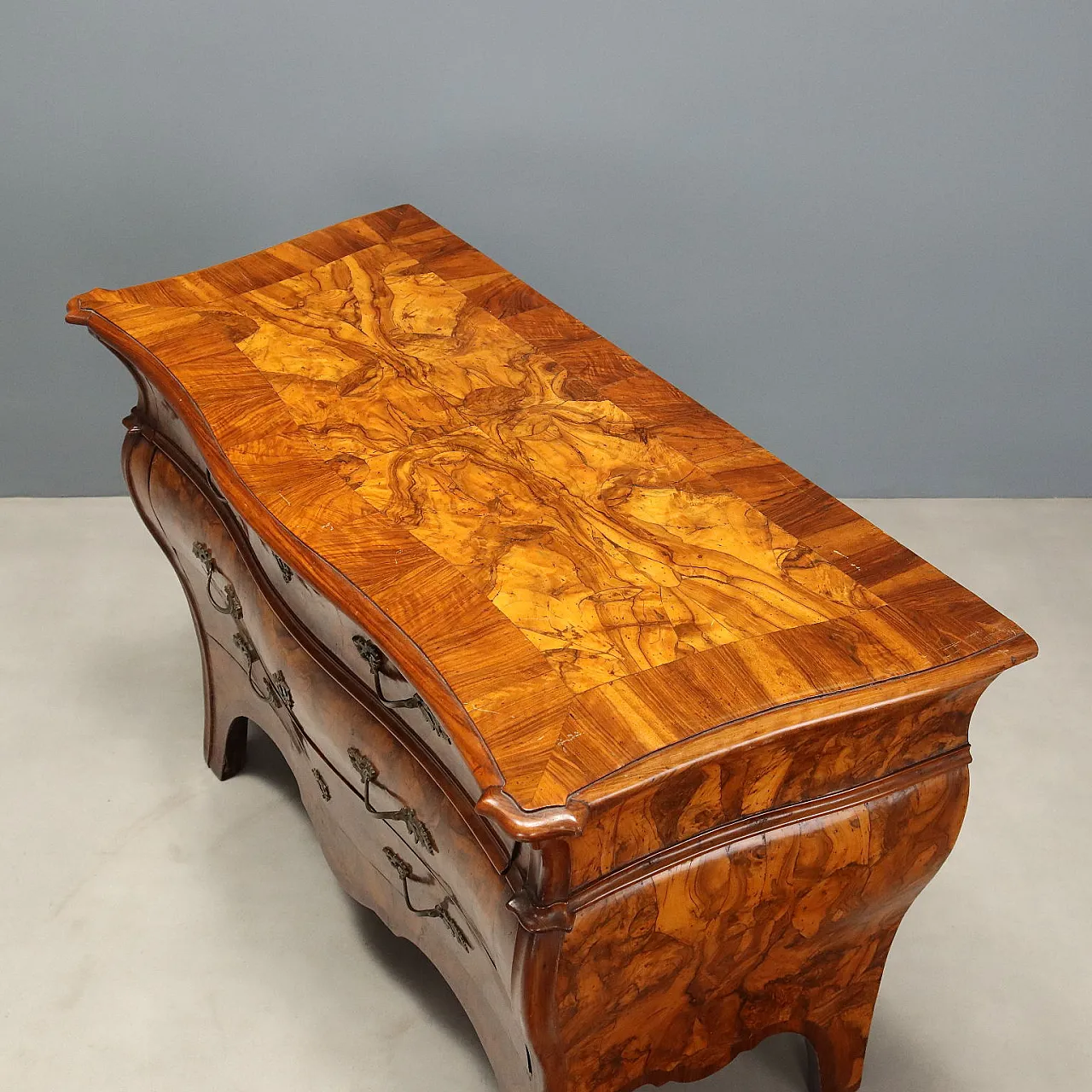 Pair of Lombard Bombè chests of drawers, 18th century 10