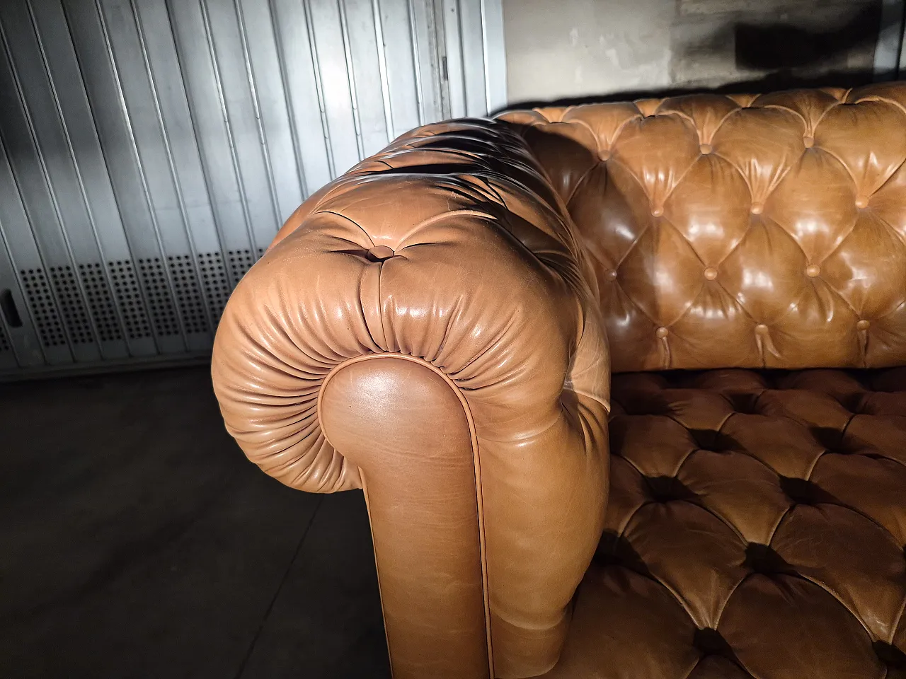 Coppia di divani Chesterfield a 2 posti, anni '80 7