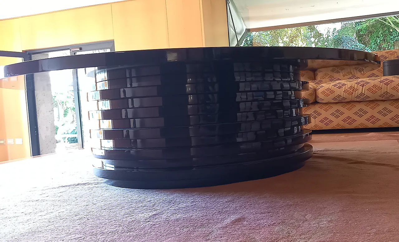 Sculptural round coffee table lacquered in black, 20th century 4
