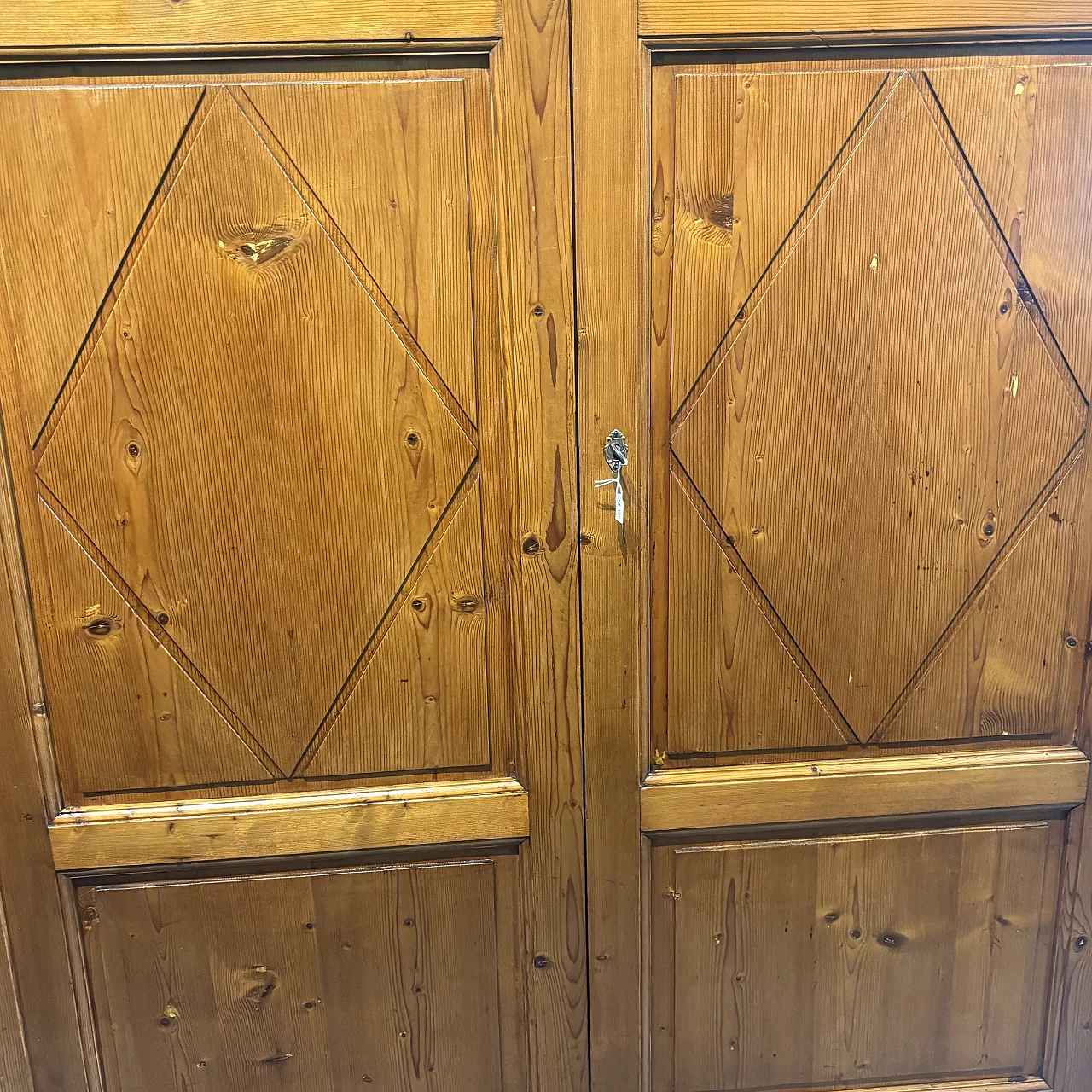 Antique Tuscan Sienese diamond-patterned wardrobe from 1850. Restored. 8