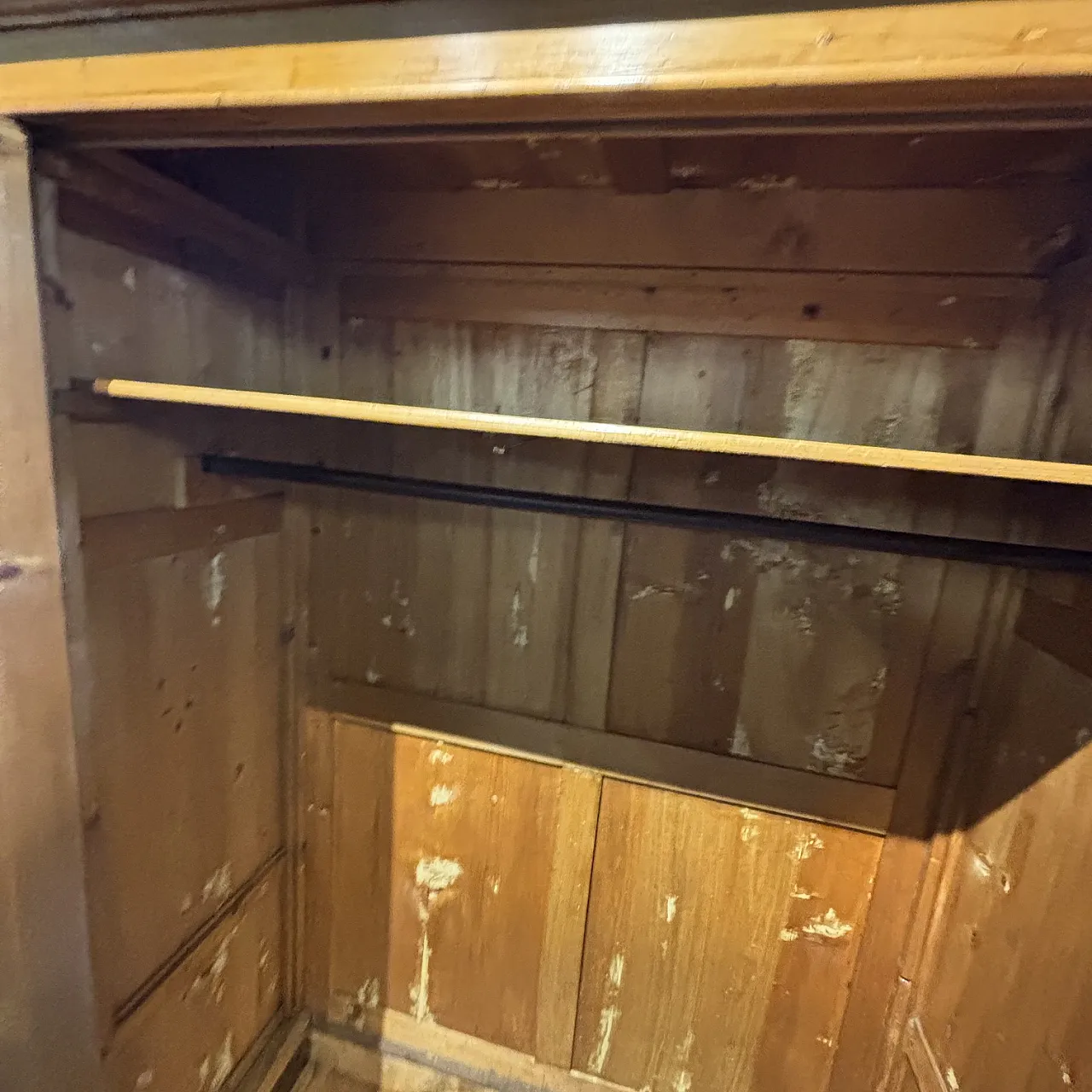 Antique Tuscan Sienese diamond-patterned wardrobe from 1850. Restored. 10