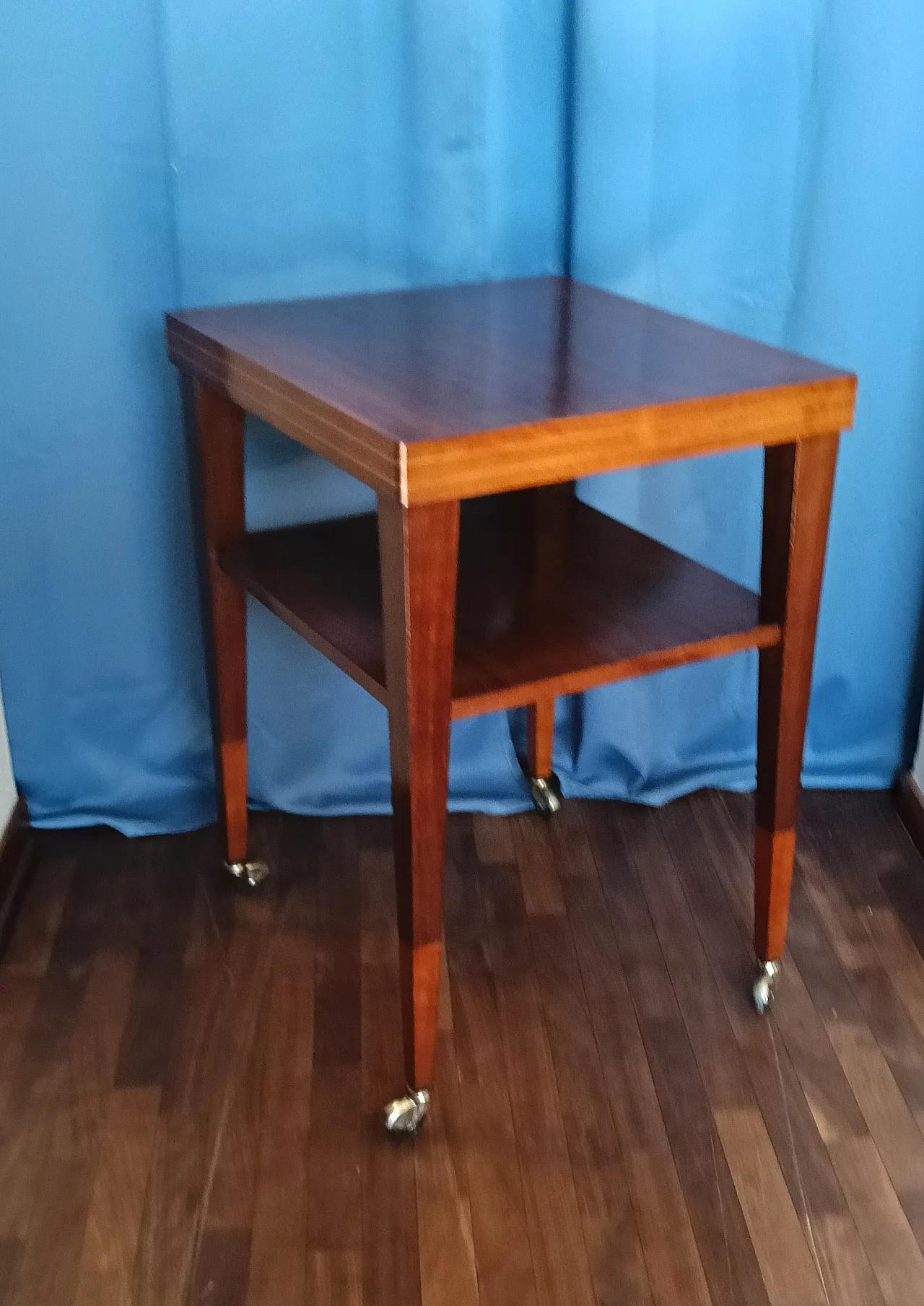 Squared wood side table on wheels, 1970s 2
