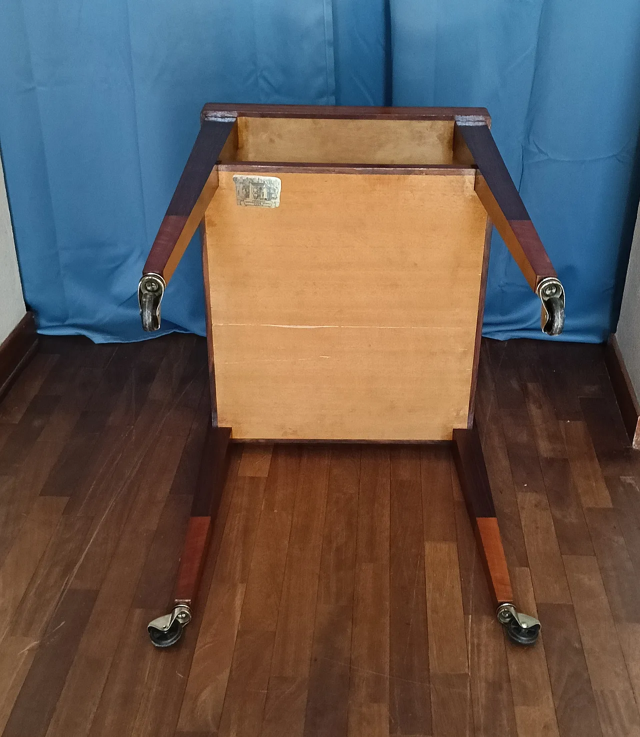 Squared wood side table on wheels, 1970s 20