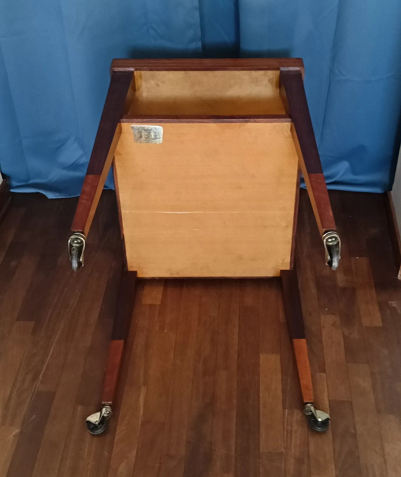 Squared wood side table on wheels, 1970s 21