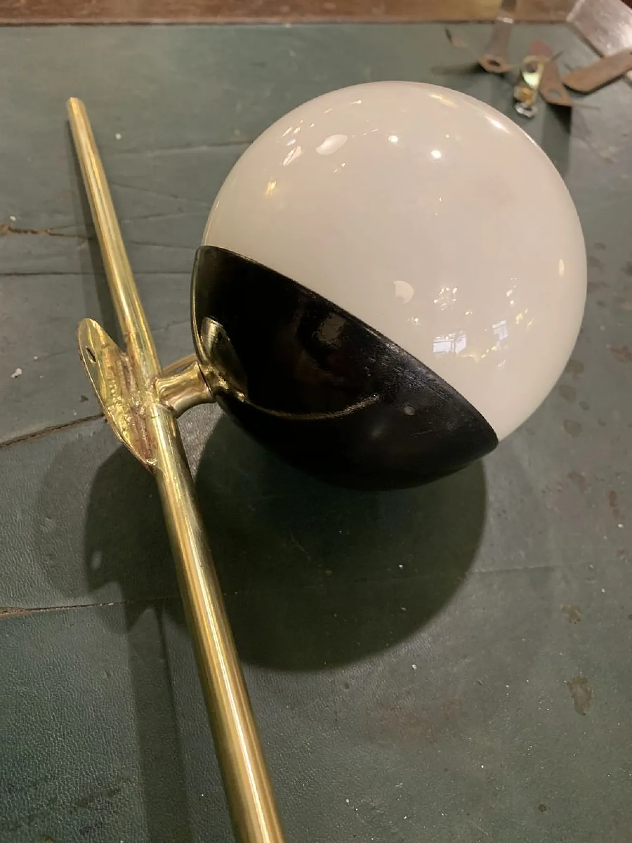 Art Deco wall lamp in brass and opaline glass, Italy, 1945 2