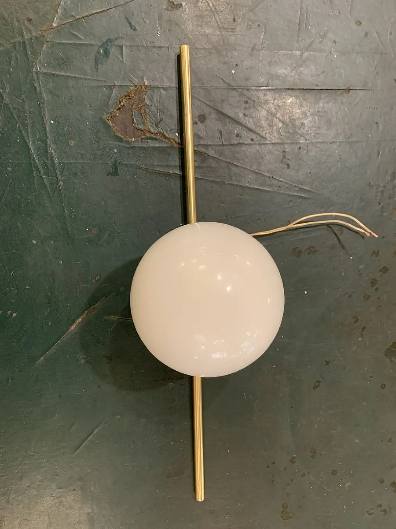 Art Deco wall lamp in brass and opaline glass, Italy, 1945 5